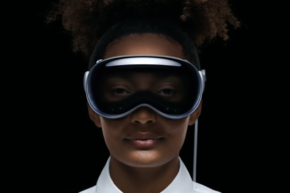 Eine Frau, die ein Apple Vision Pro-Headset trägt.
