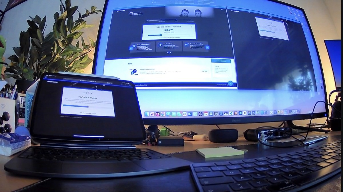 Kamera, die auf einen Desktop-Rechner und ein iPad ausgerichtet ist und auf den Bildschirmen drei Ticket-Queues zeigt.